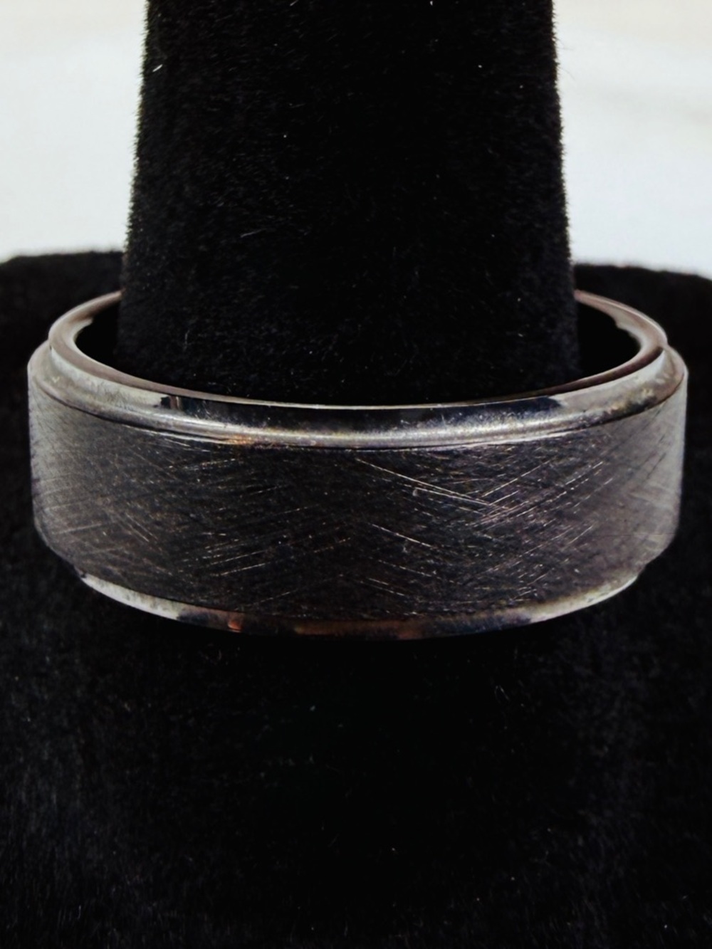 Gorgeous black men’s size 9 1/2 band ring